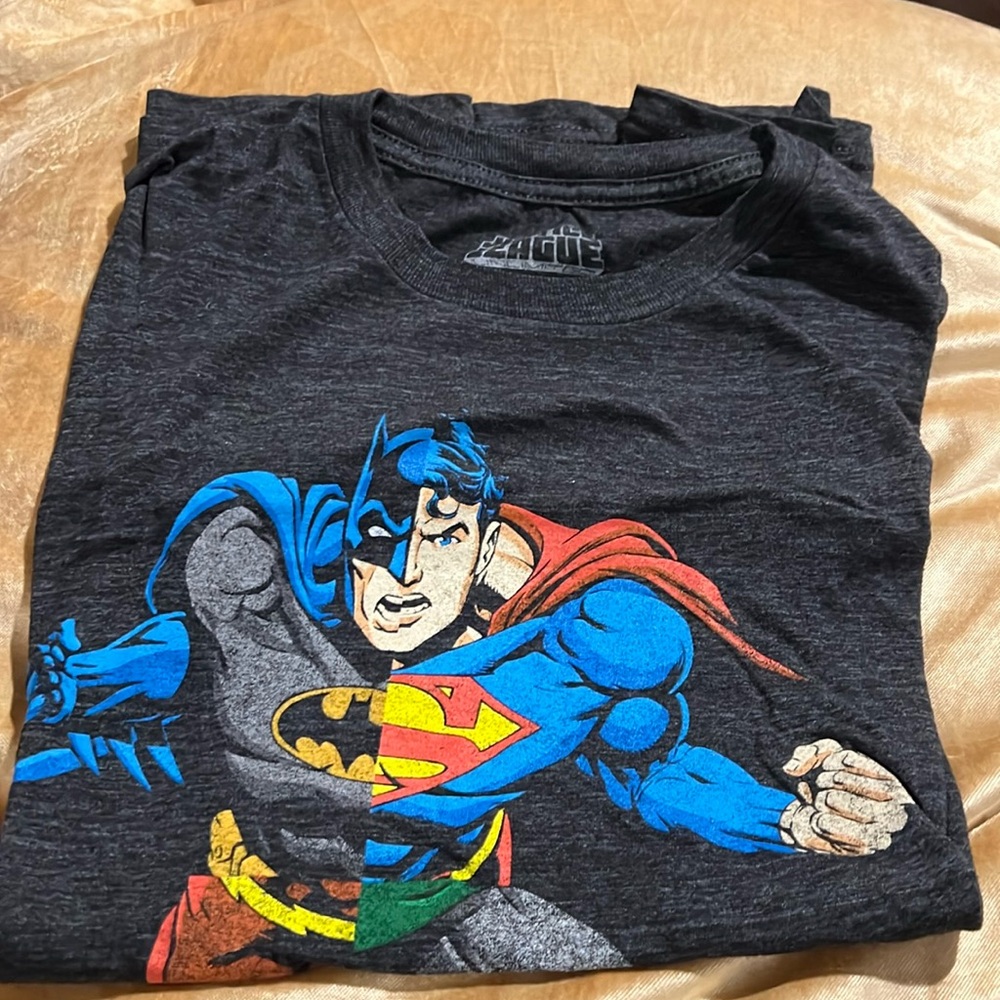 Justice League men’s Large short sleeve shirt